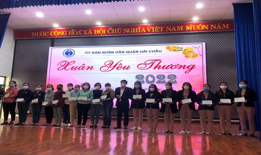 UBND quận Hải Châu, thành phố Đà Nẵng trao quà hỗ trợ giáo viên mầm non bị ảnh hưởng dịch COVID-19 trong năm 2022. Ảnh: Tường Minh