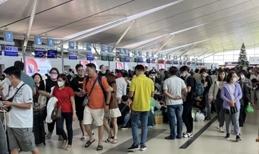 Nhiều hành khách bị trễ c huyến tại sân bay Phú Quốc do ảnh hưởng của gió lớn. Ảnh: Phú Quốc