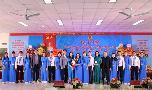 Bà Trịnh Thị Thoa - Chủ tịch Liên đoàn Lao động tỉnh - tặng hoa chúc mừng Ban chấp hành Công đoàn cơ sở Công ty TNHH Jahwa Vina khoá mới. Ảnh: Phùng Thị Thường
