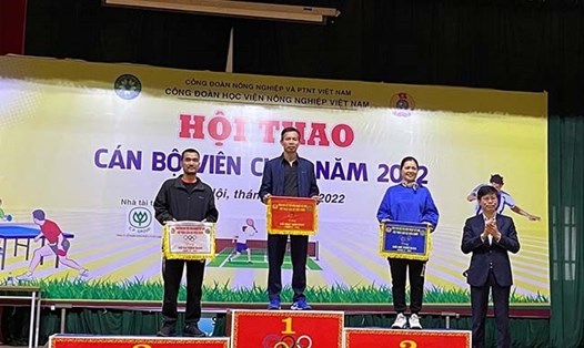 Trao thưởng tại Hội thao cán bộ viên chức tháng 12 năm 2022 do Công đoàn Học viện Nông nghiệp Việt Nam tổ chức (ảnh minh hoạ). Ảnh: Mai Hà