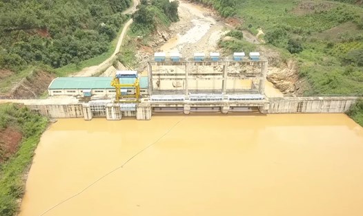 Thủy điện nhỏ ở Kon Tum đang tác động xấu đến môi trường sinh thái. 
Ảnh: THANH TUẤN