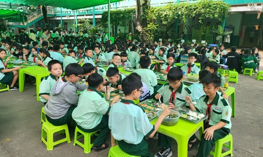 Học sinh Trường THCS Hà Huy Tập trong một bữa ăn bán trú hồi tháng 12.2022. Ảnh: Huyên Ly