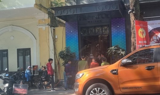 Cơ quan công an khám nghiệm hiện trường là quán bar trên đường Đinh Tiên Hoàng, quận Hồng Bàng, Hải Phòng. Ảnh: Trọng Đức