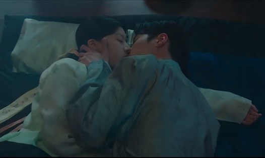 Cảnh hôn của Go Yoon Jung, Lee Jae Wook trong Hoàn hồn 2. Ảnh: Nhà sản xuất