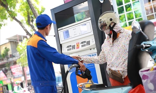 Hôm nay, giá bán các loại xăng dầu trong nước áp dụng theo mức giá điều chỉnh ngày 12.12. Ảnh: Hải Nguyễn