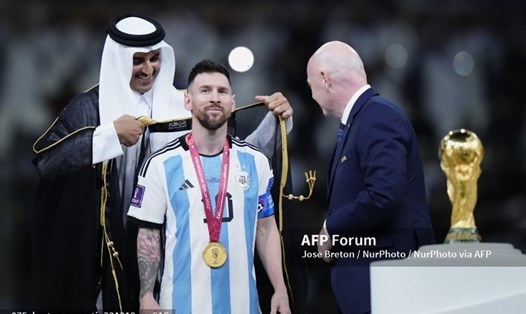 Tiểu vương Qatar mặc chiếc áo đặc biệt cho Messi trước khi nhận giải. Ảnh: AFP