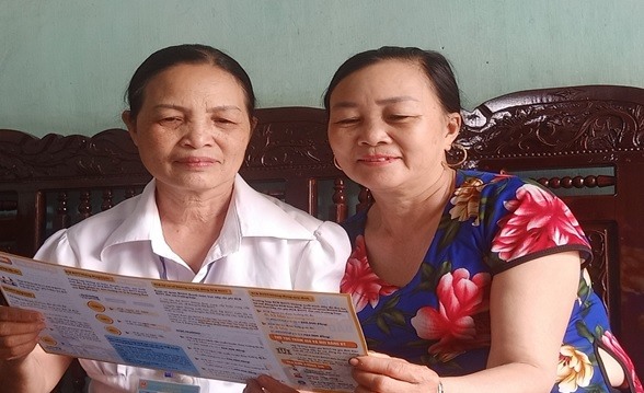 Bà Nguyễn Thị Thu Cống (bên trái) tuyên truyền chính sách BHXH tự nguyện, BHYT hộ gia đình. Ảnh: Bảo hiểm xã hội Việt Nam.