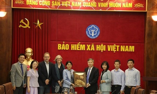 Phó Tổng Giám đốc Nguyễn Đức Hòa trao quà lưu niệm cho Đoàn công tác của WB. Ảnh: Bảo hiểm xã hội Việt Nam.