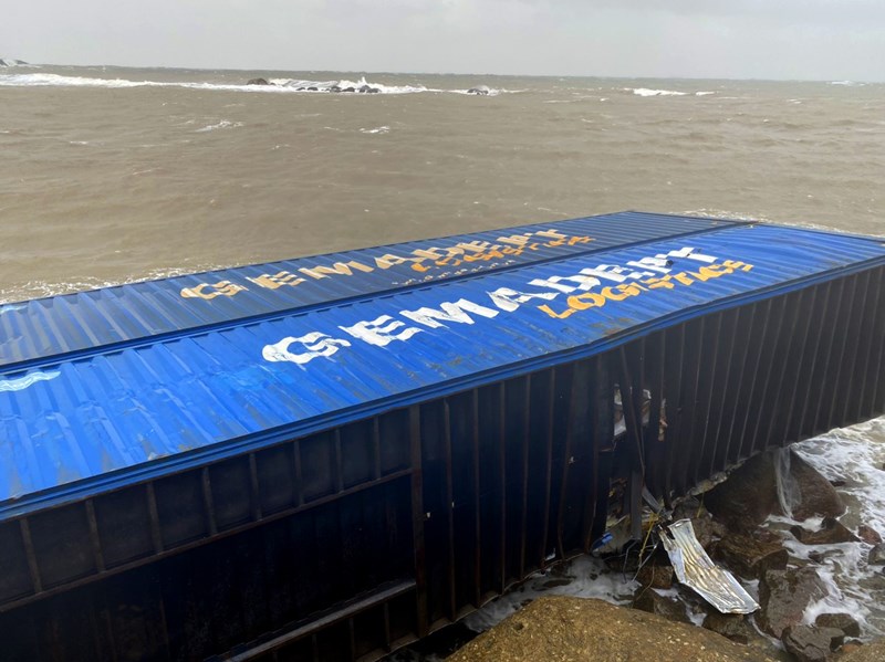 10 container hàng hóa bị rơi xuống biển vì sóng to gió lớn