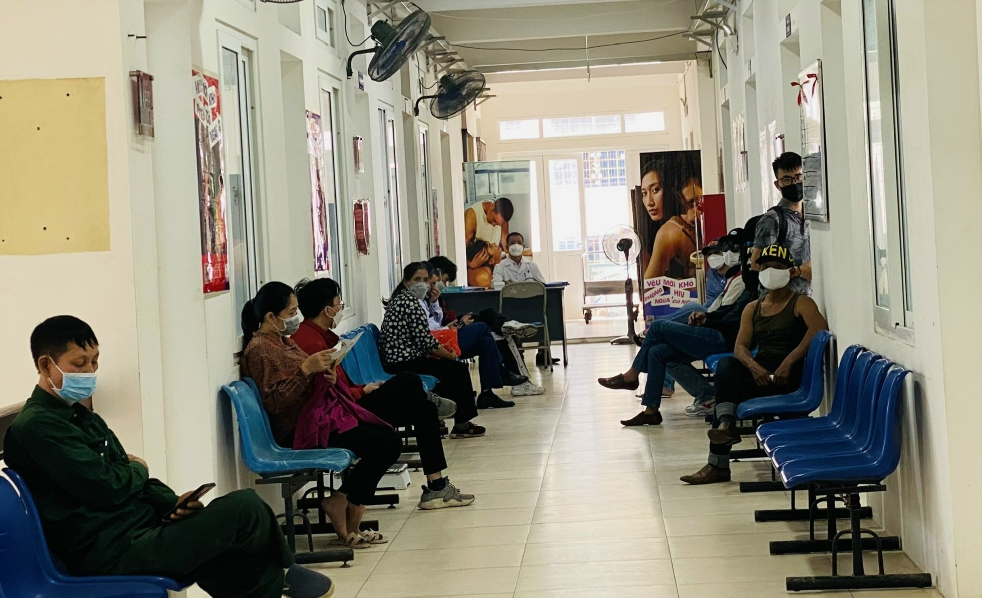 Người bệnh chờ cấp phát thuốc Methadone. Ảnh: Thùy Linh