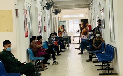 Người bệnh chờ cấp phát thuốc Methadone. Ảnh: Thùy Linh