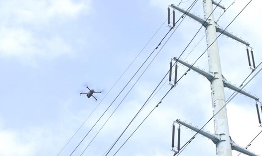 EVNHANOI giám sát lưới điện, hành lang lưới điện bằng thiết bị bay. Ảnh EVNHANOI cung cấp.