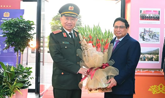 Bộ trưởng Tô Lâm tặng hoa Thủ tướng Phạm Minh Chính tại Hội nghị. Ảnh: Bộ Công an