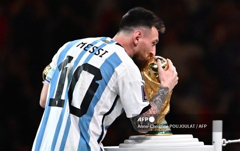 Argentina đã vô địch World Cup 2022 với sự xuất sắc của Messi, đúng là một kỳ tích của bóng đá. Bức ảnh này sẽ khiến bạn cảm thấy vô cùng tự hào vì có được một đội tuyển mạnh mẽ và cùng vị thế của ngôi sao Lionel Messi.