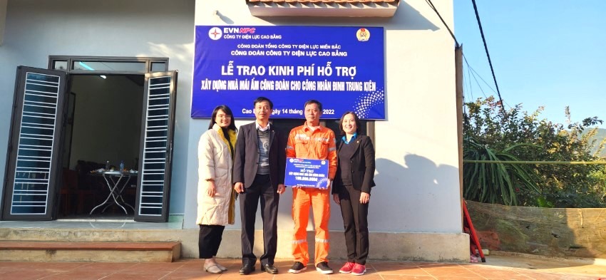 Ông Nguyễn Ngọc Lương - Phó Chủ tịch Công đoàn EVNNPC (người đứng thứ 2 từ trái sang) trao kinh phí hỗ trợ mái ấm Công đoàn cho công đoàn viên Đinh Trung Kiên. Ảnh: Nguyễn Hồng