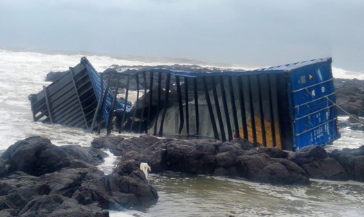 Thùng container bị sóng đánh dạt vào bờ biển Quảng Ngãi, bị hư hỏng và lộ ra bên trong lô hàng nghi thiết bị điện tử. Ảnh: Ngọc Viên