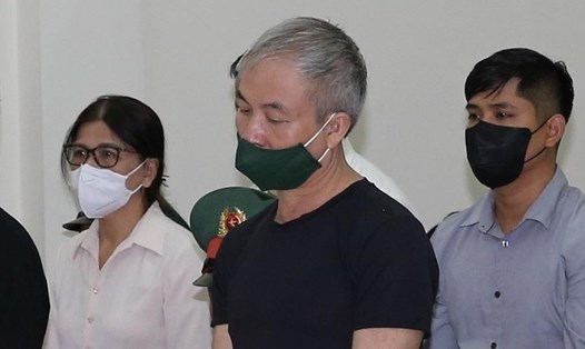 Cựu Tư lệnh Vùng Lê Văn Minh (áo đen) nhận hối lộ của trùm buôn lậu xăng. Ảnh Thông tấn Quân sự