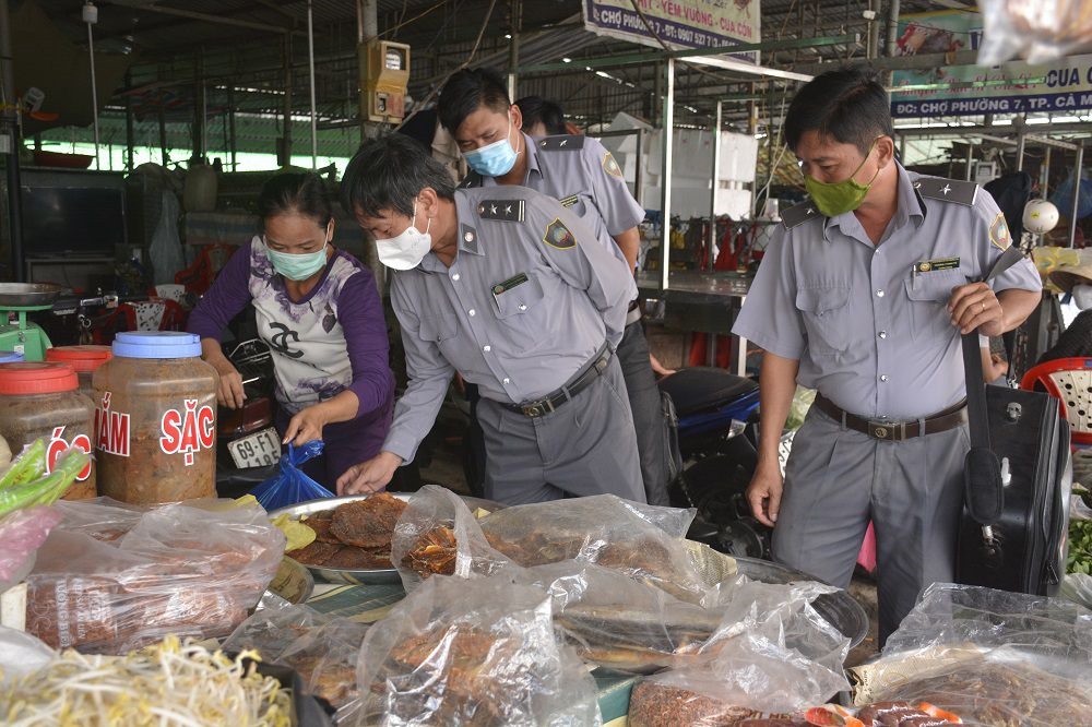 Quản lý thị trường kiếm tra hàng hóa phục vụ Tết nguyên đán. Ảnh: Trúc Đào