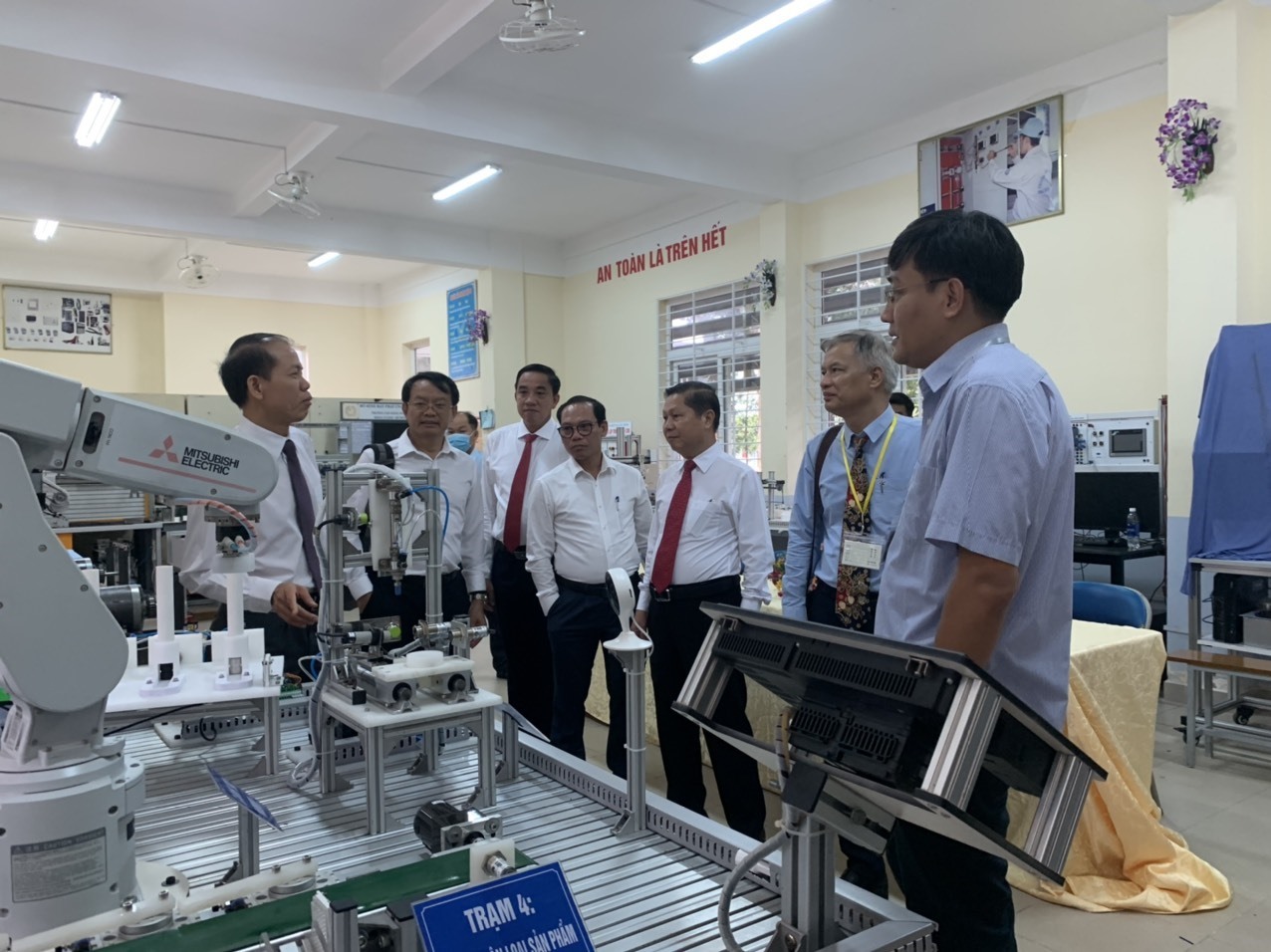 Các đại biểu tham quan các thiết bị tham dự Hội thi Thiết bị đào tạo tự làm toàn quốc lần thứ VII, năm 2022. Ảnh: Tổng cục Giáo dục nghề nghiệp.