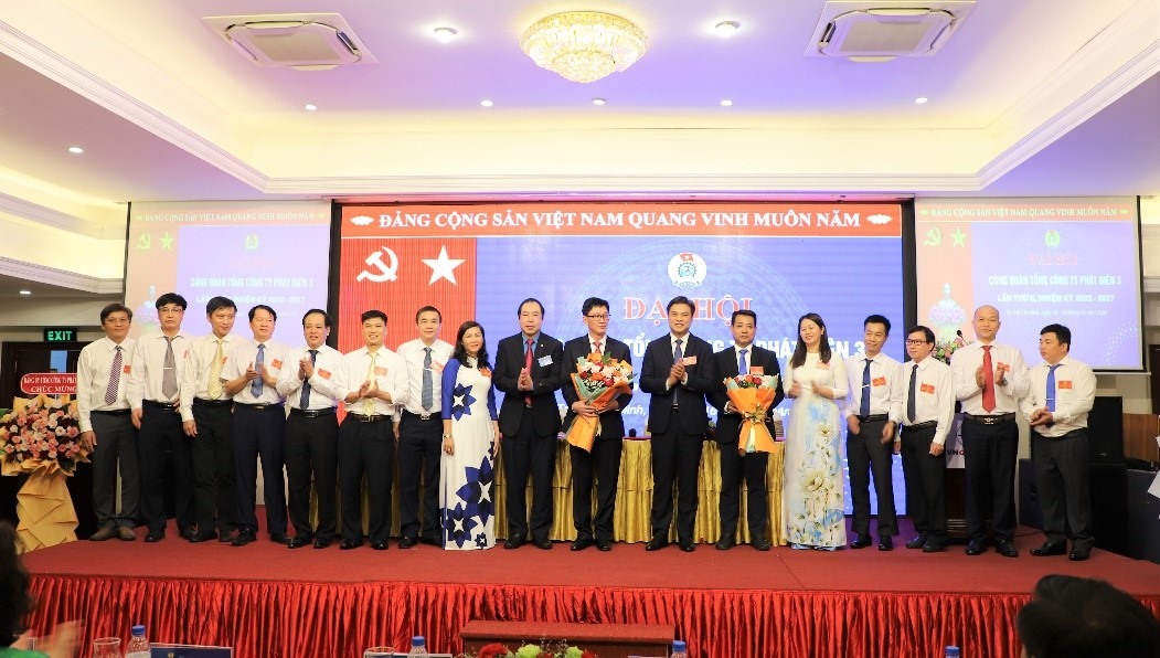 Lãnh đạo Công đoàn Điện lực Việt Nam và Đảng ủy EVNGENCO3 tặng hoa chúc mừng Ban chấp hành Công đoàn EVNGENCO3 nhiệm kỳ 2022 - 2027. Ảnh: Đức Long