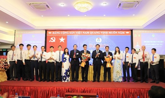 Lãnh đạo Công đoàn Điện lực Việt Nam và Đảng ủy EVNGENCO3 tặng hoa chúc mừng Ban chấp hành Công đoàn EVNGENCO3 nhiệm kỳ 2022 - 2027. Ảnh: Đức Long