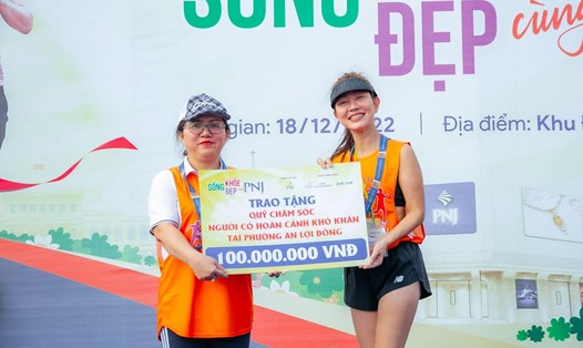 Bà Trần Thị Thu Hà - Trưởng BTC trao tặng 100 triệu đồng cho đại diện phường An Lợi Đông, TP. Thủ Đức, để đóng góp vào quỹ Chăm sóc người có hoàn cảnh khó khăn. Ảnh: DN cung cấp