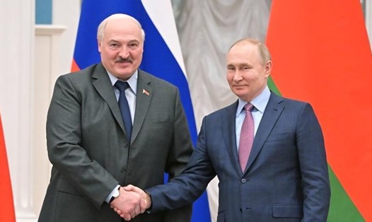 Tổng thống Belarus Alexander Lukashenko (trái) và Tổng thống Nga Vladimir Putin sau cuộc hội đàm tại Điện Kremlin ở Mátxcơva, ngày 18.2.2022. Ảnh: Kremlin