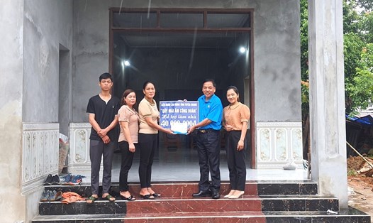 Đại diện LĐLĐ tỉnh Tuyên Quang trao hỗ trợ Mái ấm công đoàn cho đoàn viên có hoàn cảnh khó khăn. Ảnh: Công đoàn Tuyên Quang