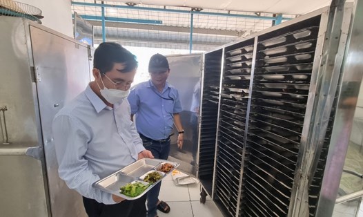 Đoàn công tác kiểm tra bữa ăn ca của công nhân tại một doanh nghiệp trên địa bàn huyện Nhơn Trạch. Ảnh: Hà Anh Chiến