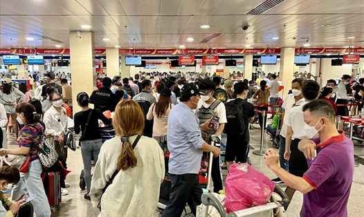 Hành khách đi lại tại sân bay Tân Sơn Nhất dịp Tết 2022. Ảnh minh họa: Khánh Linh