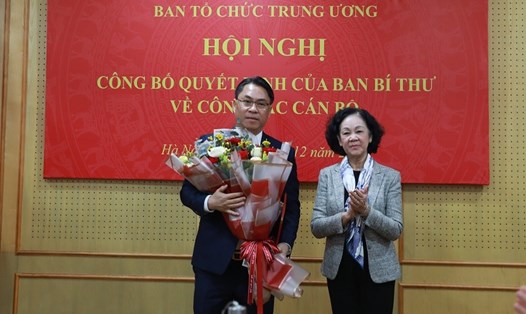 Uỷ viên Bộ Chính trị, Bí thư Trung ương Đảng, Trưởng Ban Tổ chức Trung ương Trương Thị Mai trao Quyết định và tặng hoa chúc mừng tân Phó Trưởng Ban Tổ chức Trung ương Phan Thăng An. Ảnh: Mai Anh