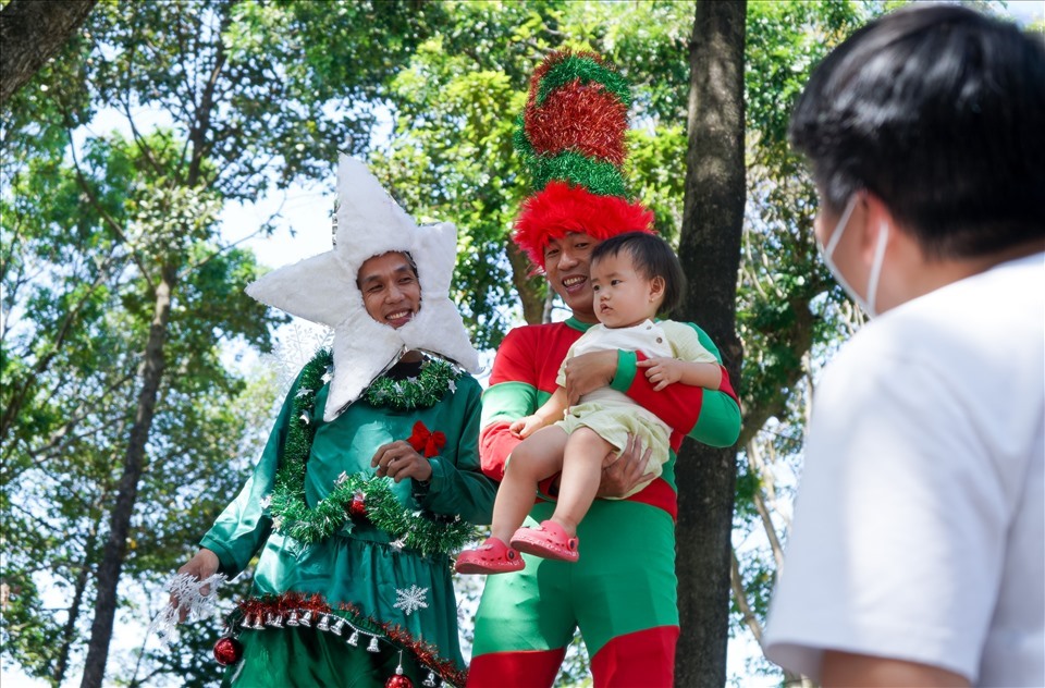 Những chú hề tạo hình cây thông Noel ngộ nghĩnh ở Đầm Sen. Ảnh: LDO.