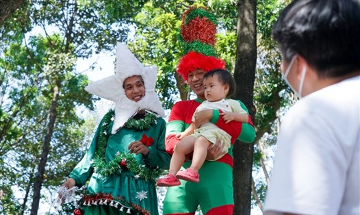 Những chú hề tạo hình cây thông Noel ngộ nghĩnh ở Đầm Sen. Ảnh: LDO.