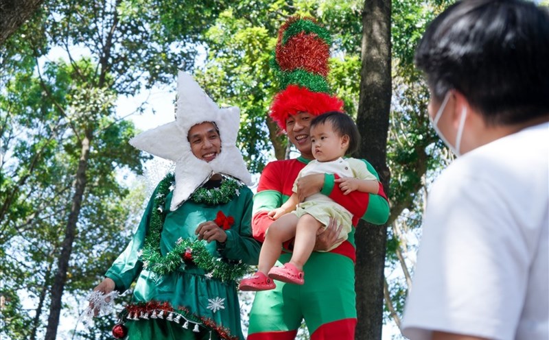 Những chú hề tạo hình cây thông Noel ngộ nghĩnh ở Đầm Sen. Ảnh: LDO.