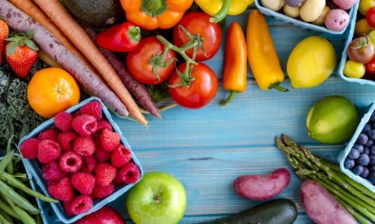 Bổ sung trái cây và rau củ là một trong những thói quen ăn uống tránh bị béo bụng trong dịp lễ. Ảnh: Shutterstock