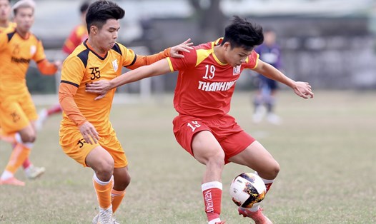 Hoàng Anh Gia Lai (áo đỏ) chưa thể thắng ở vòng chung kết U21 Quốc gia 2022. Ảnh: Khả Hòa