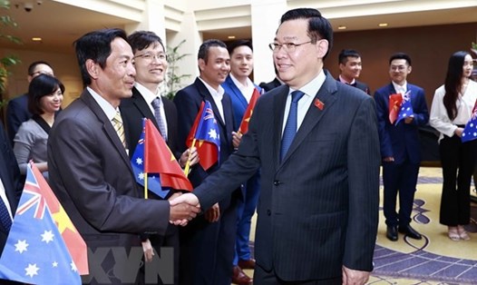 Chủ tịch Quốc hội Vương Đình Huệ với cộng đồng người Việt tại Australia. Ảnh: TTXVN
