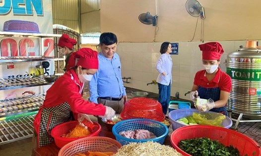 Chi cục An toàn vệ sinh thực phẩm tỉnh Nghệ An thực hiện giám sát tại 44 bếp ăn tập thể trường học trong tỉnh. Ảnh: KHÁNH TÂM