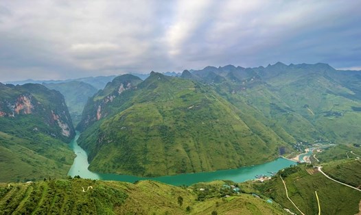 Sông Nho Quế xanh biếc, yên bình đã trở thành huyền thoại của miền đất Hà Giang.