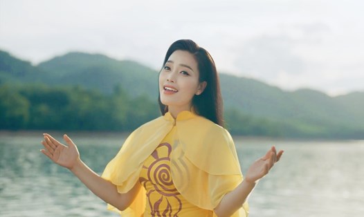 Nữ ca sĩ Huyền Trang ra mắt MV "Người Hà Tĩnh có thương". Ảnh: Nhân vật cung cấp