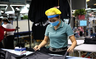 Nhiều chuyên gia cho rằng nên đưa thưởng Tết vào thoả ước bắt buộc. Ảnh: Cường Ngô