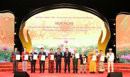 Bí thư Thành ủy Đinh Tiến Dũng và Chủ tịch UBND Thành phố Trần Sỹ Thanh tặng danh hiệu “Công dân Thủ đô ưu tú” cho 10 cá nhân tiêu biểu