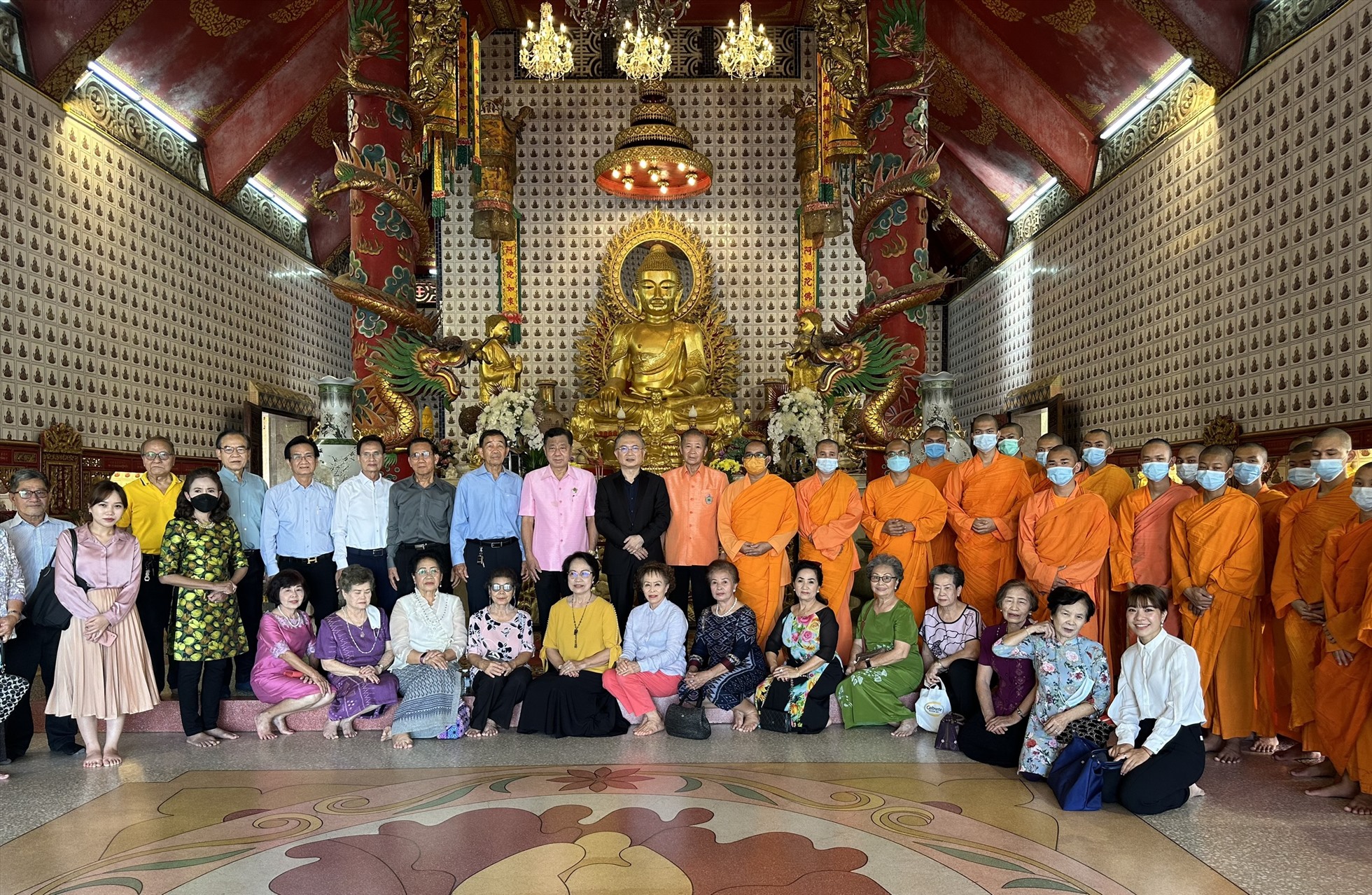 Đoàn công tác gặp gỡ bà con người Việt ở Udon Thani tại chùa Khánh An. Ảnh: Song Minh