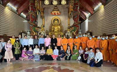 Đoàn công tác gặp gỡ bà con người Việt ở Udon Thani tại chùa Khánh An. Ảnh: Song Minh