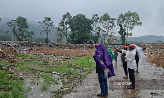 Người dân xã Bằng Giã, huyện Hạ Hòa đội mưa rét, lập chốt chặn xe chở rác đi vào khu tập kết và xử lý rác thải. Ảnh: Anh Tâm.
