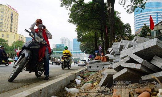 Cuối năm, nhiều tuyến đường ở Hà Nội được chỉnh trang, cải tạo lại và lát đá vỉa hè. Ảnh: Phạm Đông