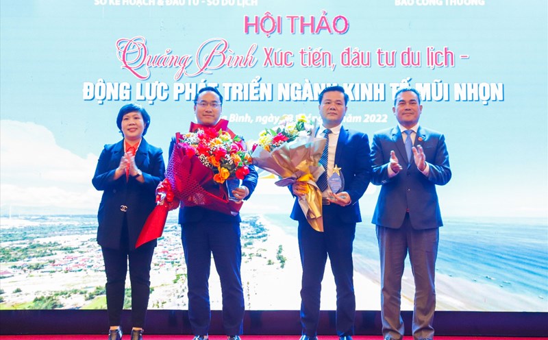 Bà Trương Thu Hiền – Tổng Biên tập Báo Công Thương và ông Nguyễn Ngọc Quý – Giám đốc sở Du Lịch tỉnh Quảng Bình trao kỷ niệm chương cho nhà tài trợ hội nghị. Ảnh: Đức Tuấn