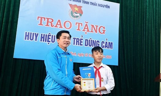 Em Nguyễn Quang Minh được trao Huy hiệu Tuổi trẻ dũng cảm vì đã có hành động cứu người trên sông Đào. Ảnh: Tỉnh Đoàn Thanh niên