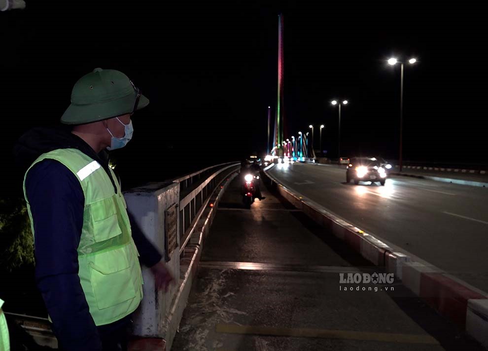 Những người gác cầu Bãi Cháy. Ảnh: Đoàn Hưng