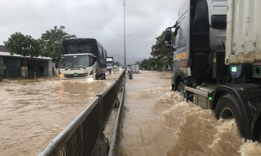 Tại huyện Phú Lộc tỉnh Thừa Thiên Huế mưa lớn đường ngập sâu, một người dân bị mất tích do lũ cuốn. Ảnh: Phúc Đạt.